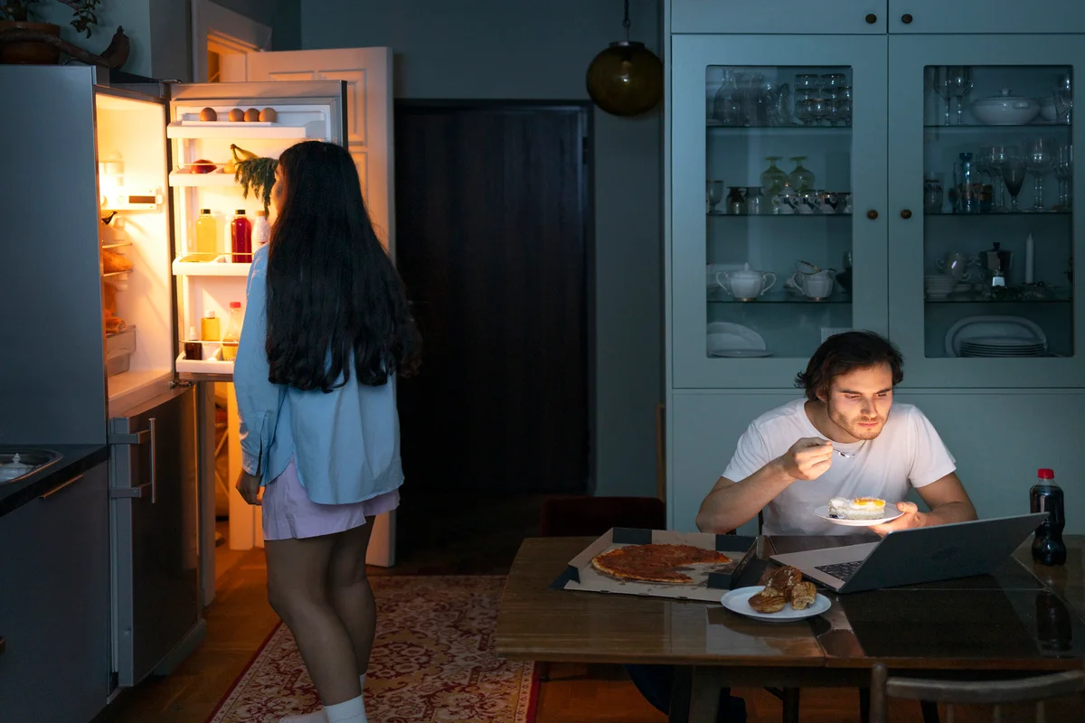 Comer de madrugada pode alterar o metabolismo e elevar risco de doenças