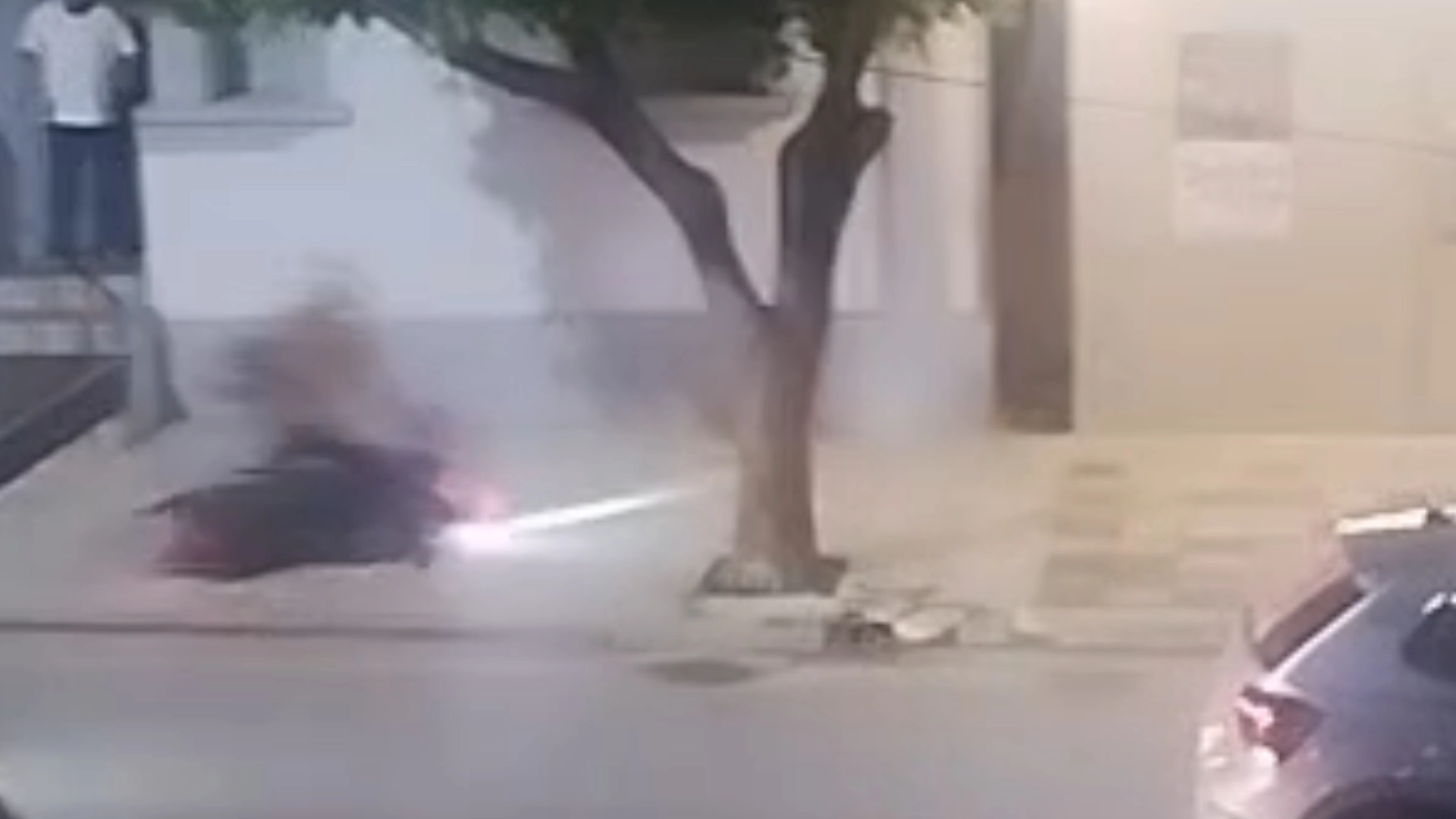 Motociclista fica ferido após bater em árvore no Centro de Mutum