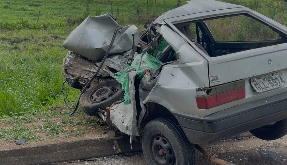 Jovem de 20 anos morre em grave acidente entre carro e carreta na BR-116, em Santa Rita de Minas
