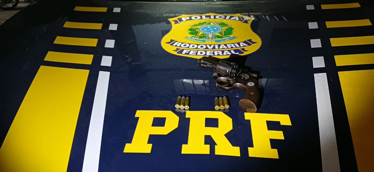PRF prende motorista com revólver carregado na BR-116, em Caratinga