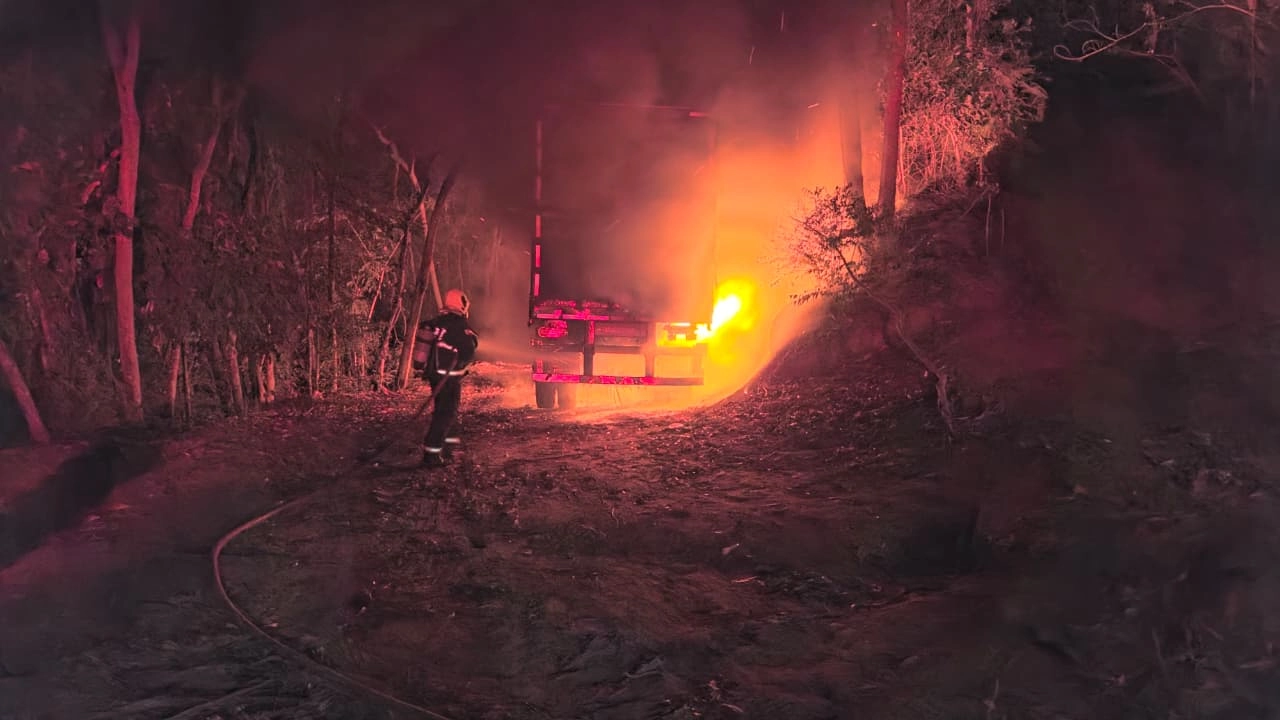 Carreta é incendiada após roubo na BR-262, em Martins Soares