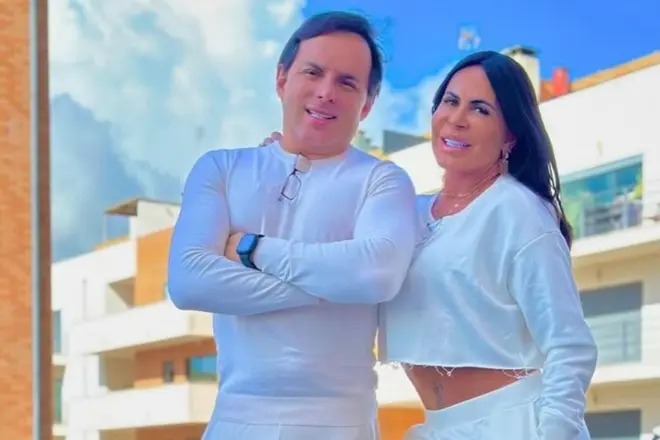 Gretchen cumpre promessa de joelhos ao ser curada de doença; veja vídeo