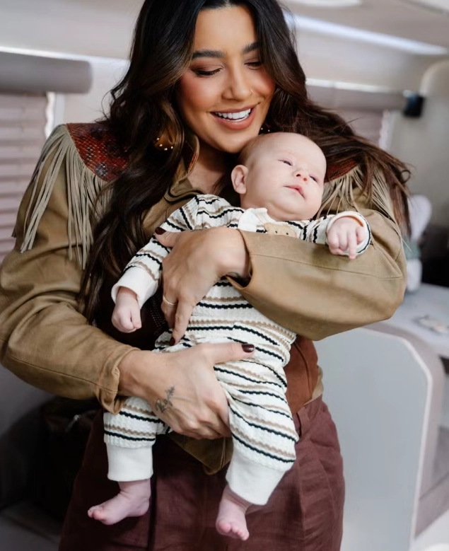 Lauana Prado mostra rosto do filho, Dom, pela primeira vez: 'Um sonho que vive nos meus braços'
