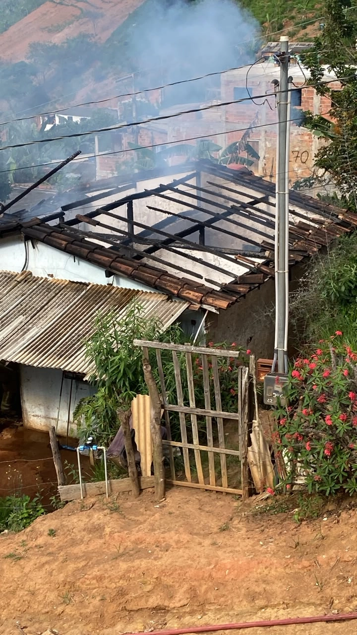 Incêndio destroi casa em Matipó um dia após proprietária falecer, ex-companheiro é suspeito