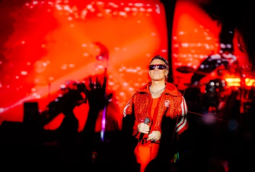 Robbie Williams faz show em São Paulo e desabafa: ‘Minha família salvou a minha vida’