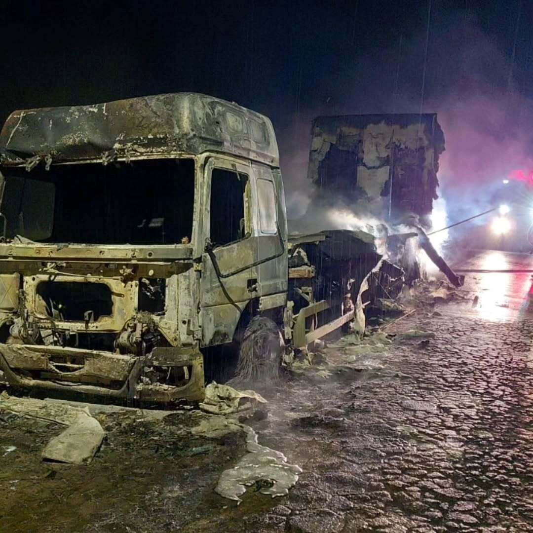 Incêndio atinge caminhão na MG-108, em Lajinha