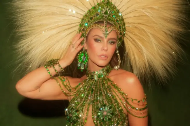 Vídeo: Paolla Oliveira é coroada rainha de bateria da Imperatriz e troca selinho com Iza