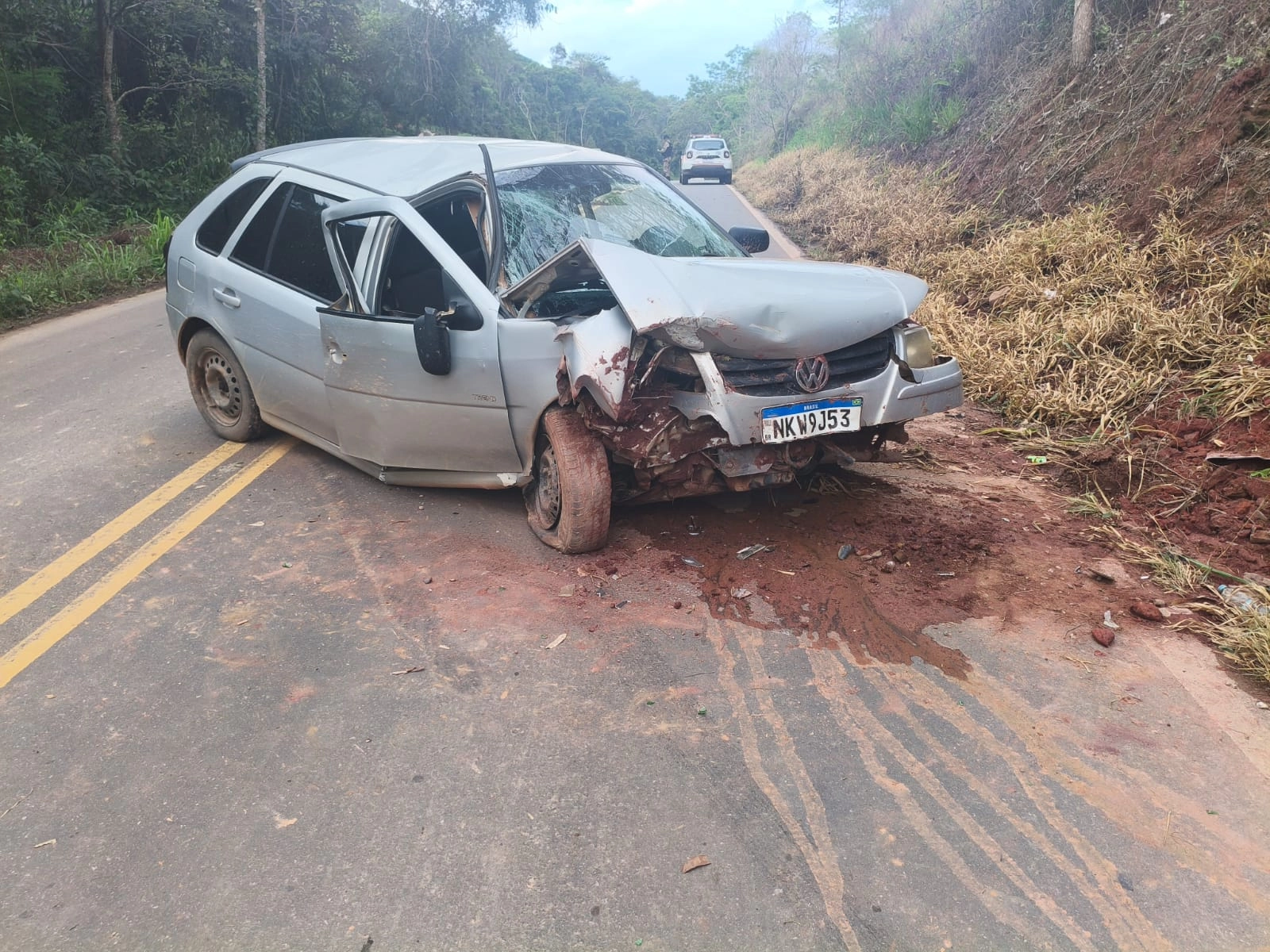 Mulher morre após carro bater em barranco na MG-108, em Lajinha