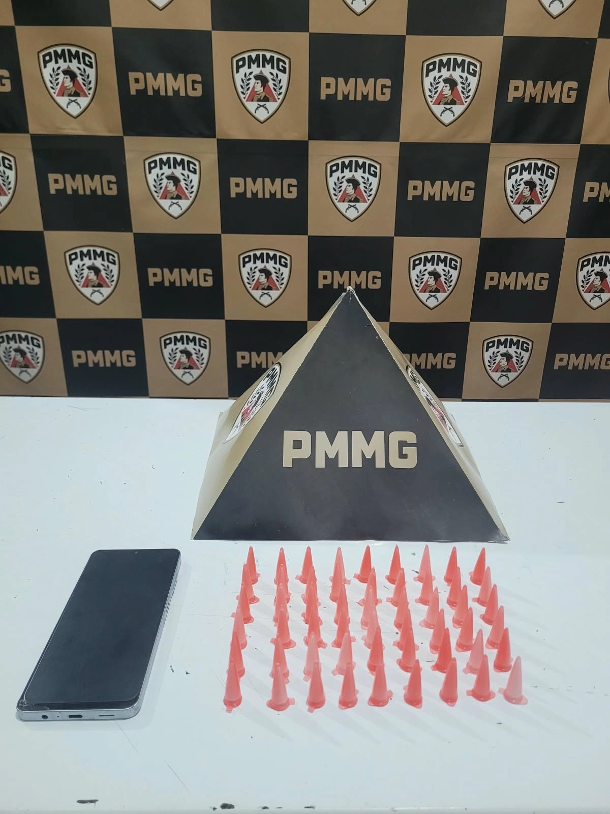 PM prende homem e apreende 54 pinos de cocaína em Mutum Militares localizaram os 54 pinos de cocaína