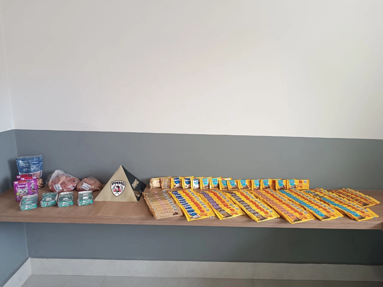 Homem é preso por furtar 105 chocolates, chicletes, carnes e camarão em supermercados