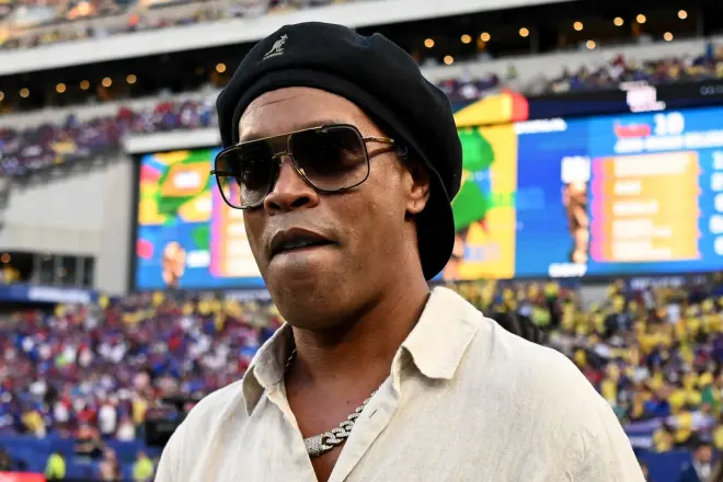 Justiça toma decisão após acusação contra Ronaldinho Gaúcho sobre esquema de pirâmide