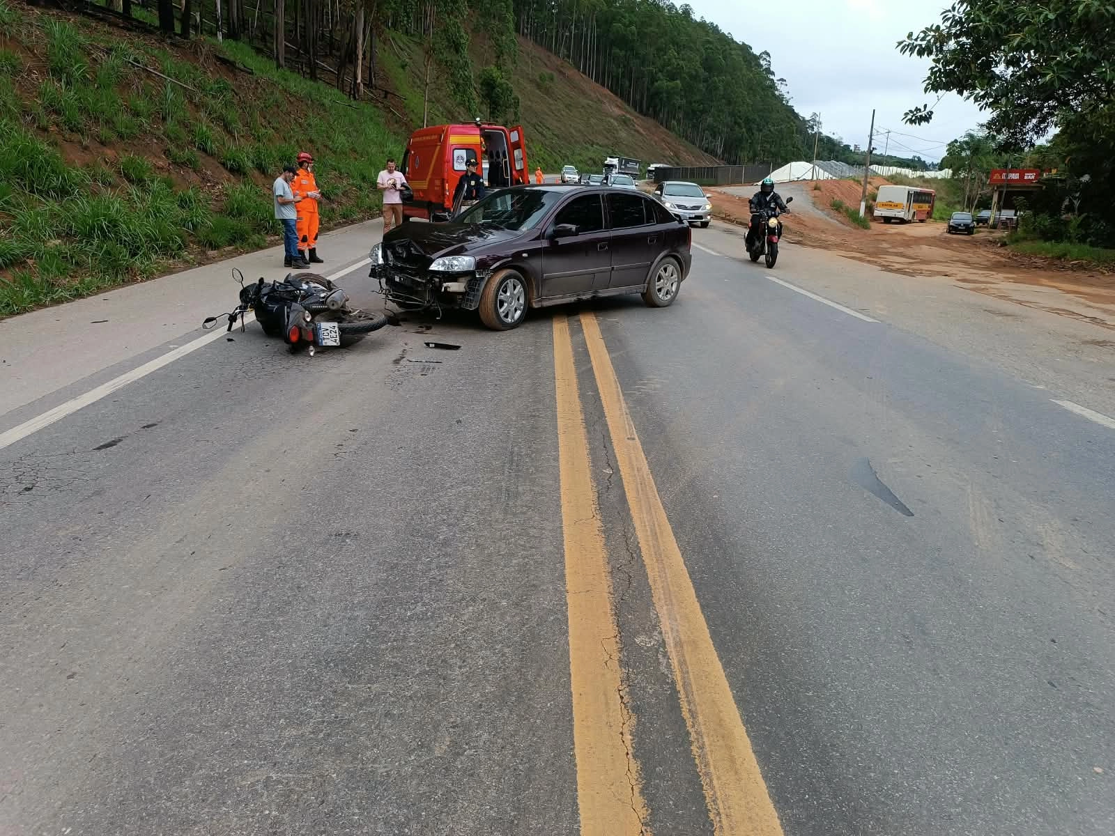 Motociclista sofre fraturas na perna após colisão com carro na BR-262, em Manhuaçu