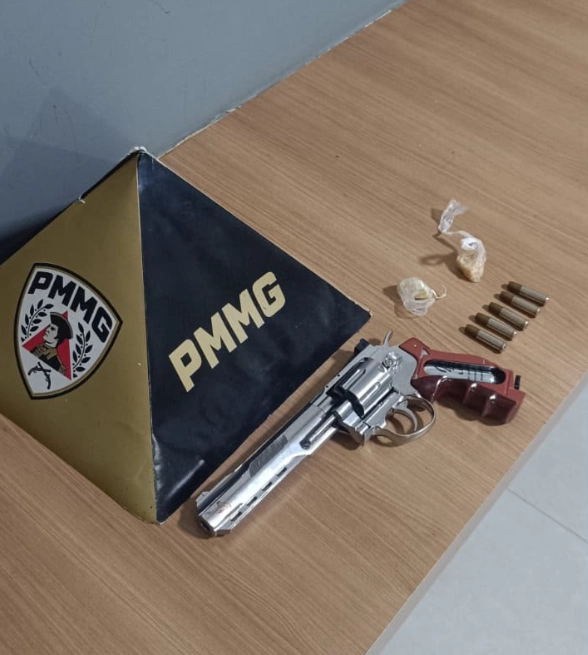 Jovem é preso com simulacro de arma e crack em Manhuaçu