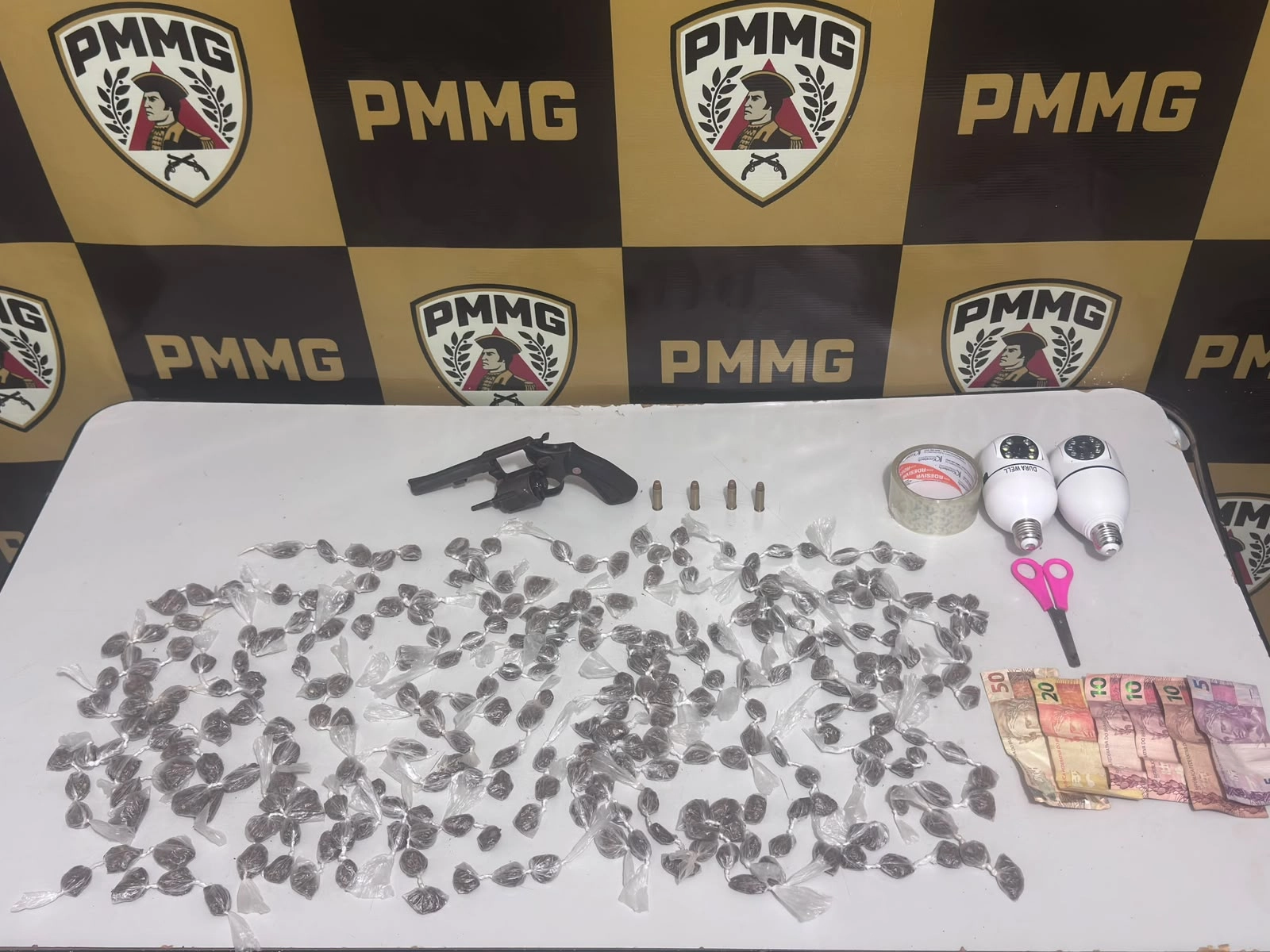 PM apreende 273 porções de droga e revólver em Orizânia; dois são presos