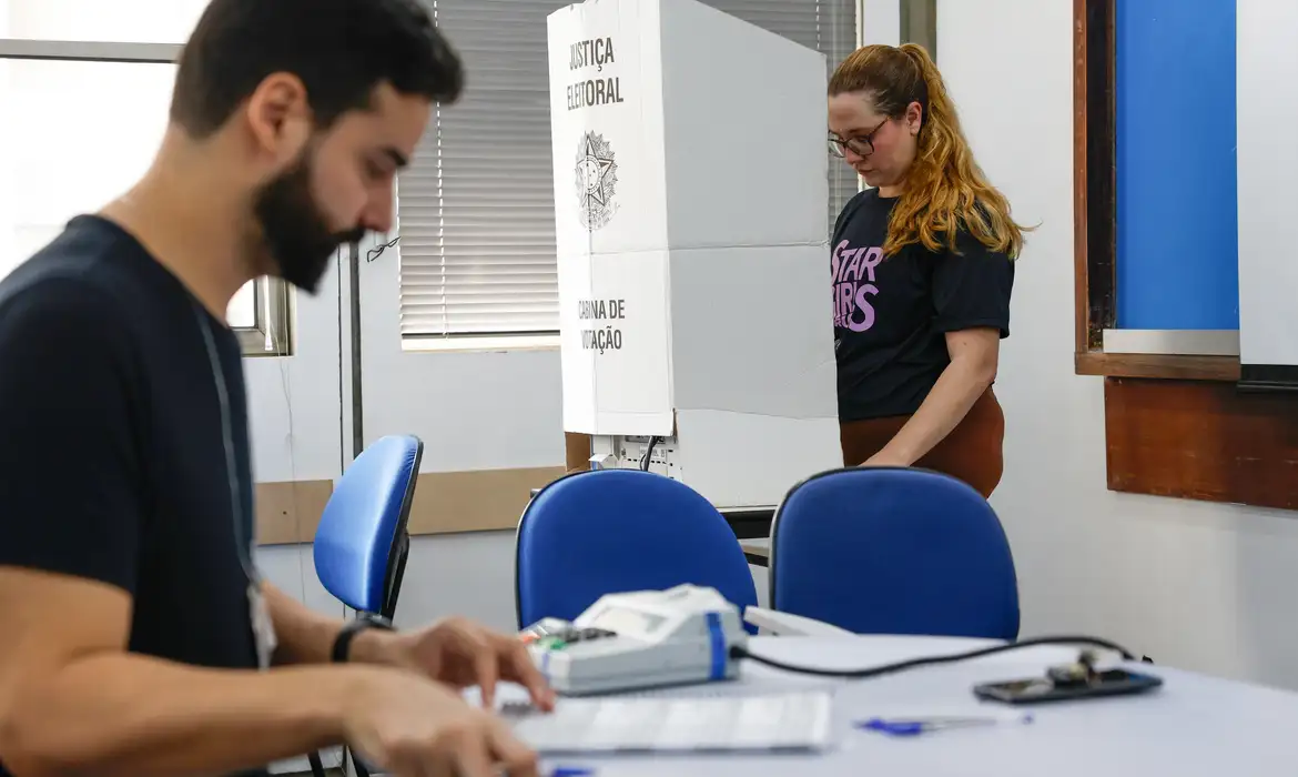 Eleitor que faltou ao primeiro turno pode votar no segundo.  Prazo para eleitor regularizar o título vai até 3 de dezembro