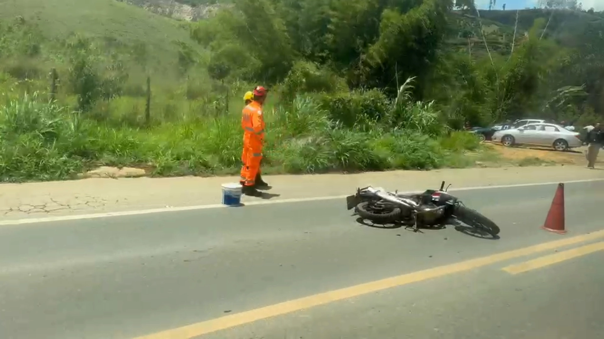 Colisão entre moto e carro deixa dois feridos na BR-262, em Manhuaçu