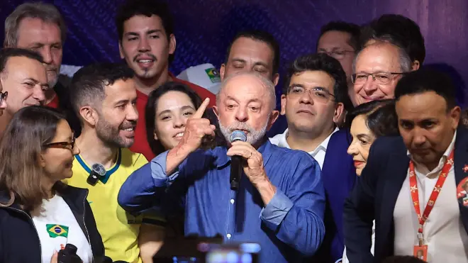 Lula vence Flávio Bolsonaro em virada histórica, conquista quarto mandato