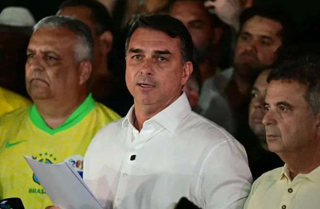 Flávio Bolsonaro contesta vitória de Lula, pede anulação da eleição e mobiliza oposição após derrota no segundo turno