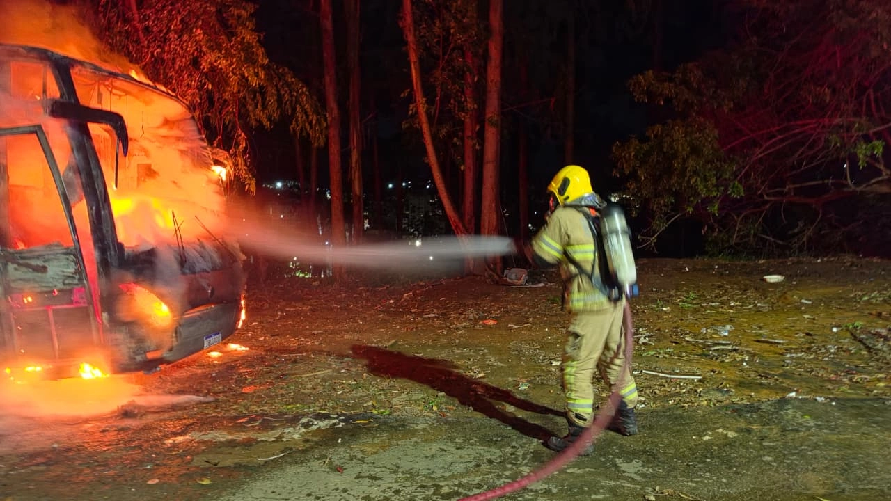 Incêndio destrói ônibus escolar no bairro São Francisco de Assis