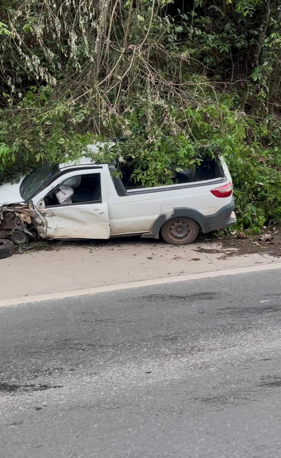 Colisão entre Fiat Strada e caminhão deixa motorista ferido entre Manhuaçu e Realeza