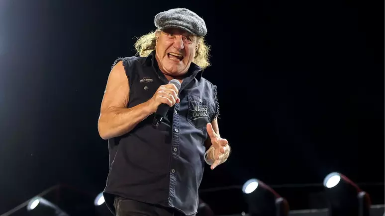 Susto! Canhão tomba no palco e quase atinge Brian Johnson durante show do AC/DC