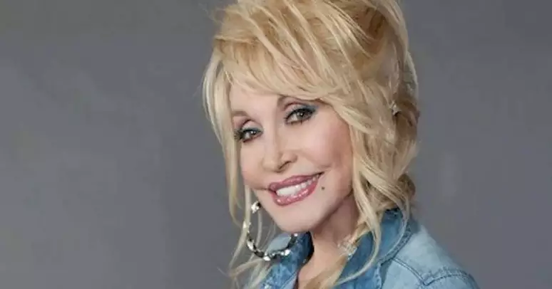 Dolly Parton, 80 anos, cancela shows e detalha preocupação com saúde "meus fãs, tenho tido alguns probleminhas de saúde"