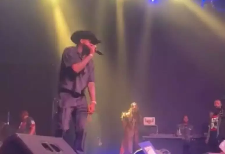 Cantor tem prisão decretada após vídeo mostrar agressão a mulher durante show